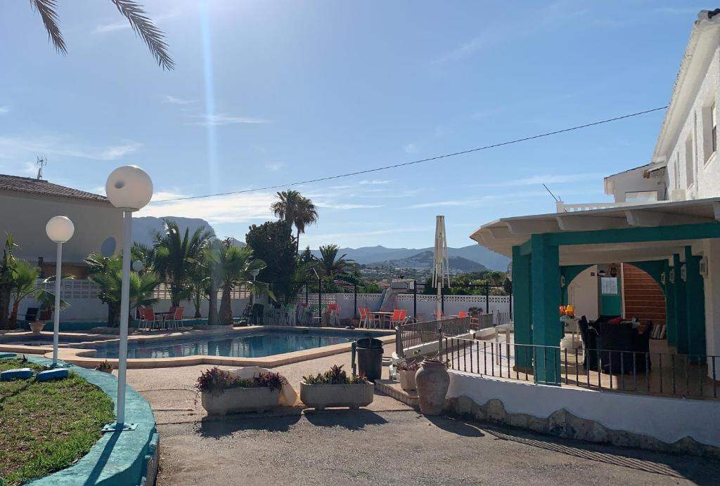 Casa los Pinos Calpe Playa - garden, pool and mountain view